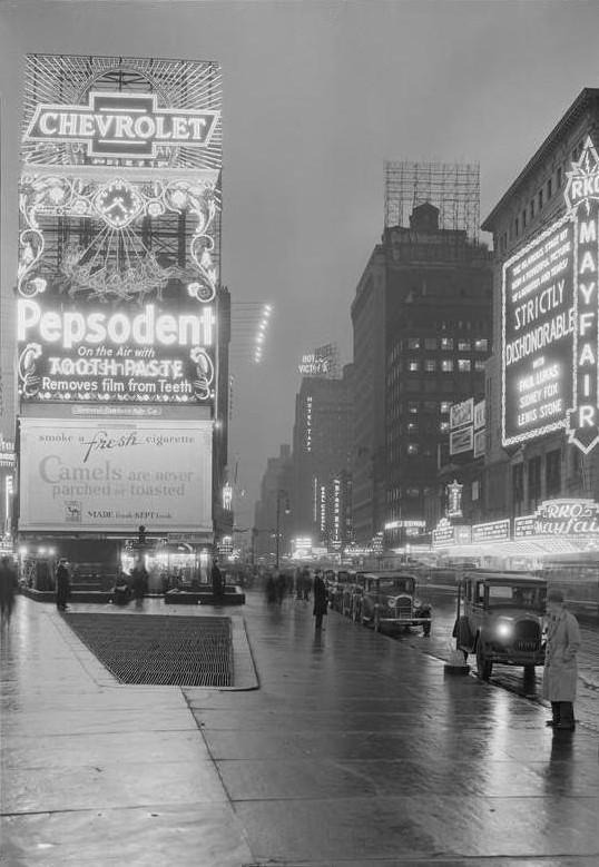 fuckyeahvintage-retro:  Times Square at dusk, 1932