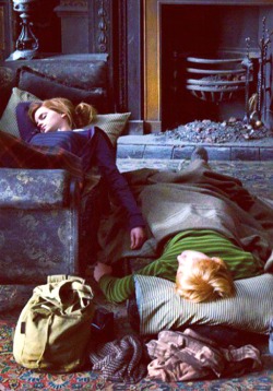 ro-nweasley:  me-writing:  Best shot that proves that they fell asleep holding hands  omg love 