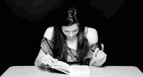 elarcadefino:  Stoya y el placer de leer un libro. 