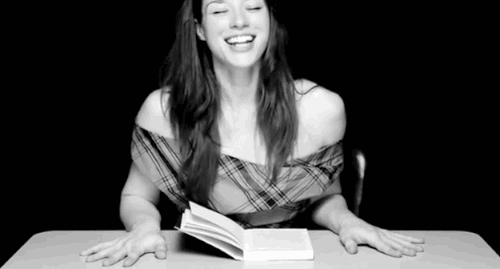 elarcadefino:  Stoya y el placer de leer un libro. 