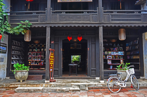 (via An Old Building of Hoi An, a photo from Quang Nam, South Central Coast | TrekEarth) Hoi An, Vie