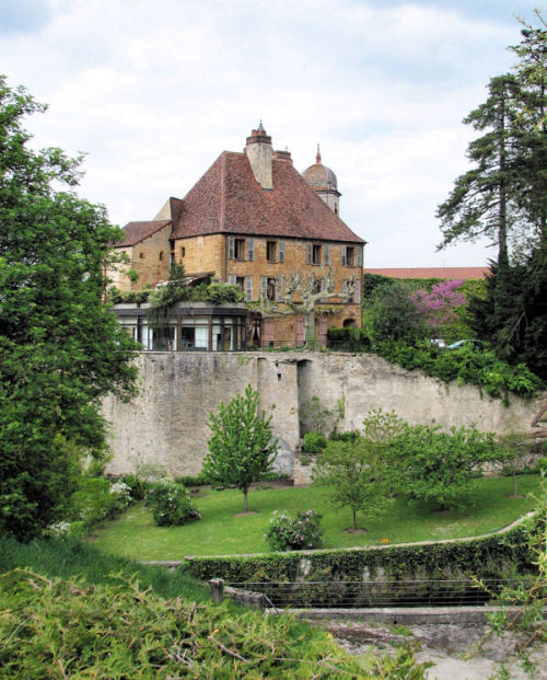 (via Château Bontemps à Arbois, a photo from Franche-Comte, East | TrekEarth) Arbois, F