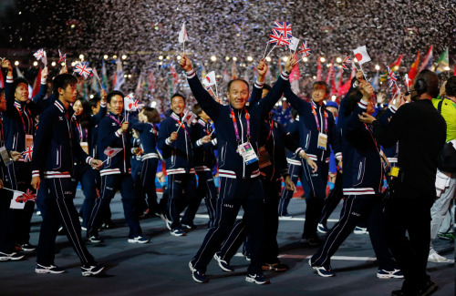 nekosoma:Japanese athletes march with the Japanese and British flags during the Closing Ceremony at 