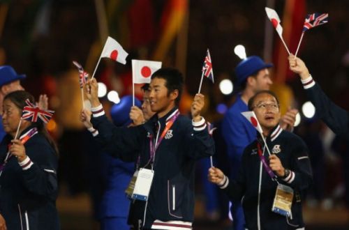 nekosoma:Japanese athletes march with the Japanese and British flags during the Closing Ceremony at 