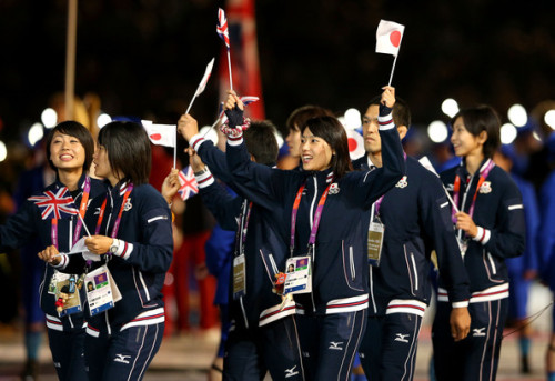 nekosoma:Japanese athletes march with the Japanese and British flags during the Closing Ceremony at 