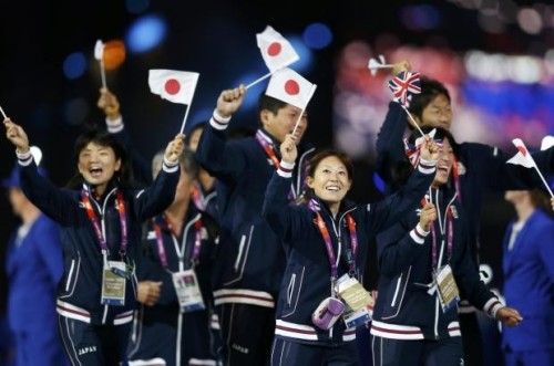 nekosoma:Japanese athletes march with the Japanese and British flags during the Closing Ceremony at 