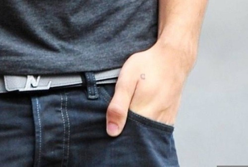 c-ondas1d:  nova tatuagem do liam , é um ‘D’ 
