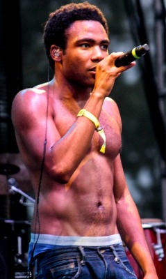 fuckyeahshirtlessdonaldglover:  A pair of Hershey Kisses @ Bonnaroo 2012