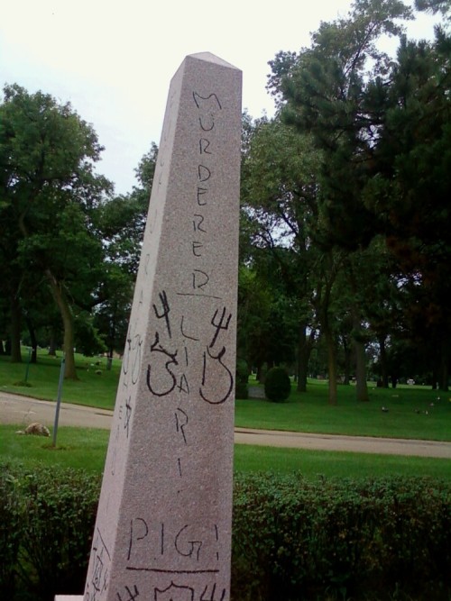 nerdgasmz:  fairgroundsoldier:   On August 16, 2012,  a Palestinian American man went to pay respects to his deceased father at Evergreen Cemetery in Illinois and was horrified to see anti-Muslim hate graffiti on a number of Muslim graves. Evergreen