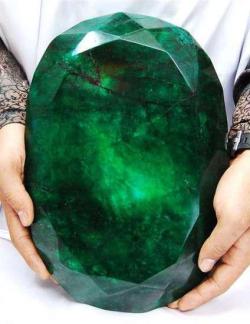 davewinchesteryo:  shiraae:  wretchedrabbit:  golbatt:  evolheist:  The worlds largets cut Emerald, 57,000-carats. Went up for sale in January 2012… We wonder who the new owner is….  It’s like… looking into the solar system…  The master emerald