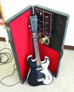 psychobilly-the-kid-vk:  Oh yeah. 1963 Silvertone &lt;3 One of my dream guitars, finally here. 