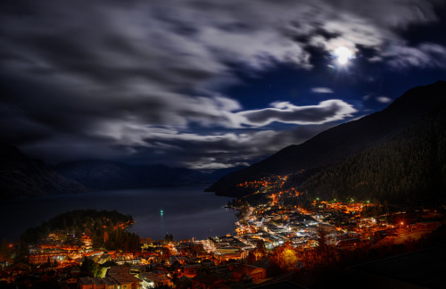 Moonlight Clouds – Queenstown at 7:30 AM (by Stuck in Customs)