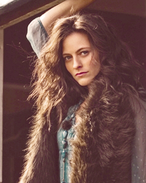 bit-not-good-yeah:a list of stupidly flawless people who’ve ruined my life (3/100)↳ lara pulver