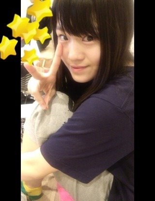gekirena:  Rena loooks so adorable (●´∀｀●) she loves that pose a lot XDDD