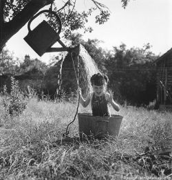 more-true-than-reality:  By Robert Doisneau 