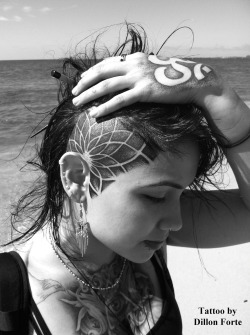 fuckyeahtattoos:  This is a tattoo done by dotwork tattoo artist Dillon Forte. This photo was taken while in Hawaii on Hapuna beach!   que hermosa