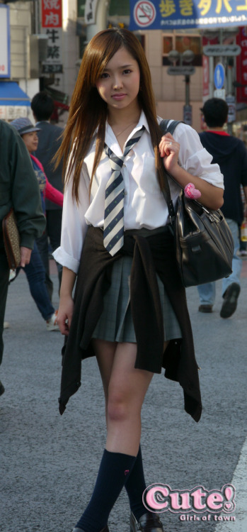 xii-iixxvi: love the way Japanese girls wear their school uniforms! awesome stuff so anime-ish :*