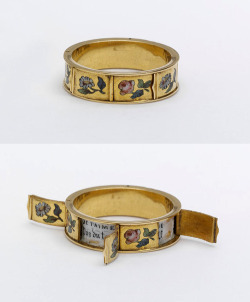 bookwormings:   A hidden-message ring, from the 1830s. 