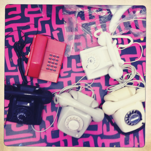 These 5 old telephones will be the basis for a future GabyGaby statue .. Can’t wait to start #fleamarketscore #waterdag