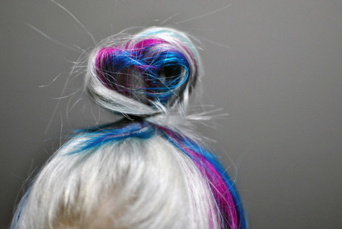 textosforever:  Responda sobre seu cabelo: Já pintou o seu cabelo? Se sim,de que cor? não DDDDDD: Já fez luzes/mechas? Sim Teria coragem de pintar o cabelo de alguma cor diferente? Sim Já pintou o cabelo de alguma cor diferente? Não Faz hidratação?