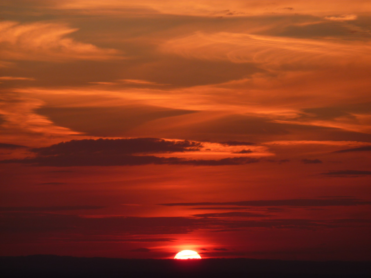 jumpingoversheep:  Pretty sunsets from my week in the Cotswolds ^-^ (I couldn’t