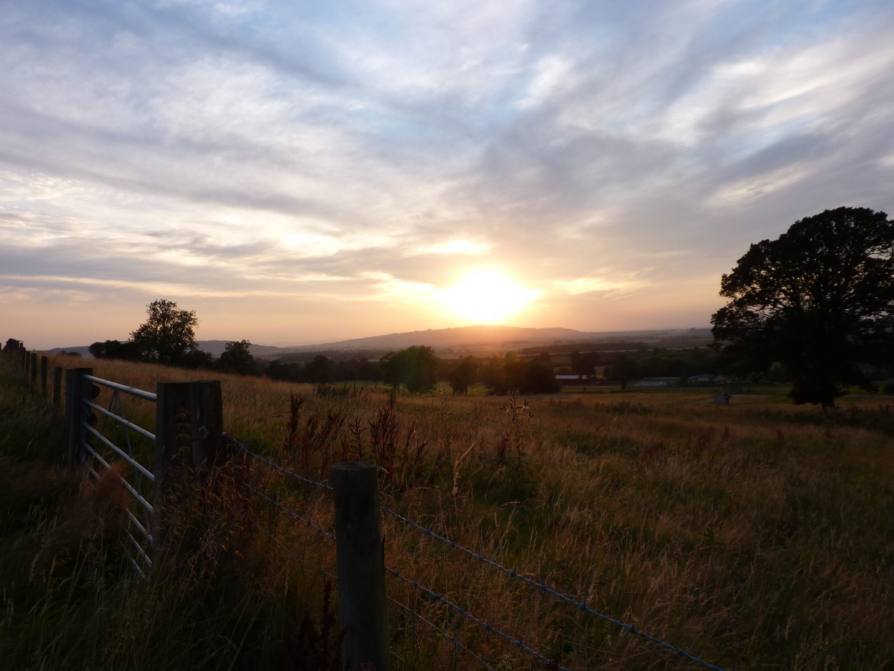 jumpingoversheep:  Pretty sunsets from my week in the Cotswolds ^-^ (I couldn’t