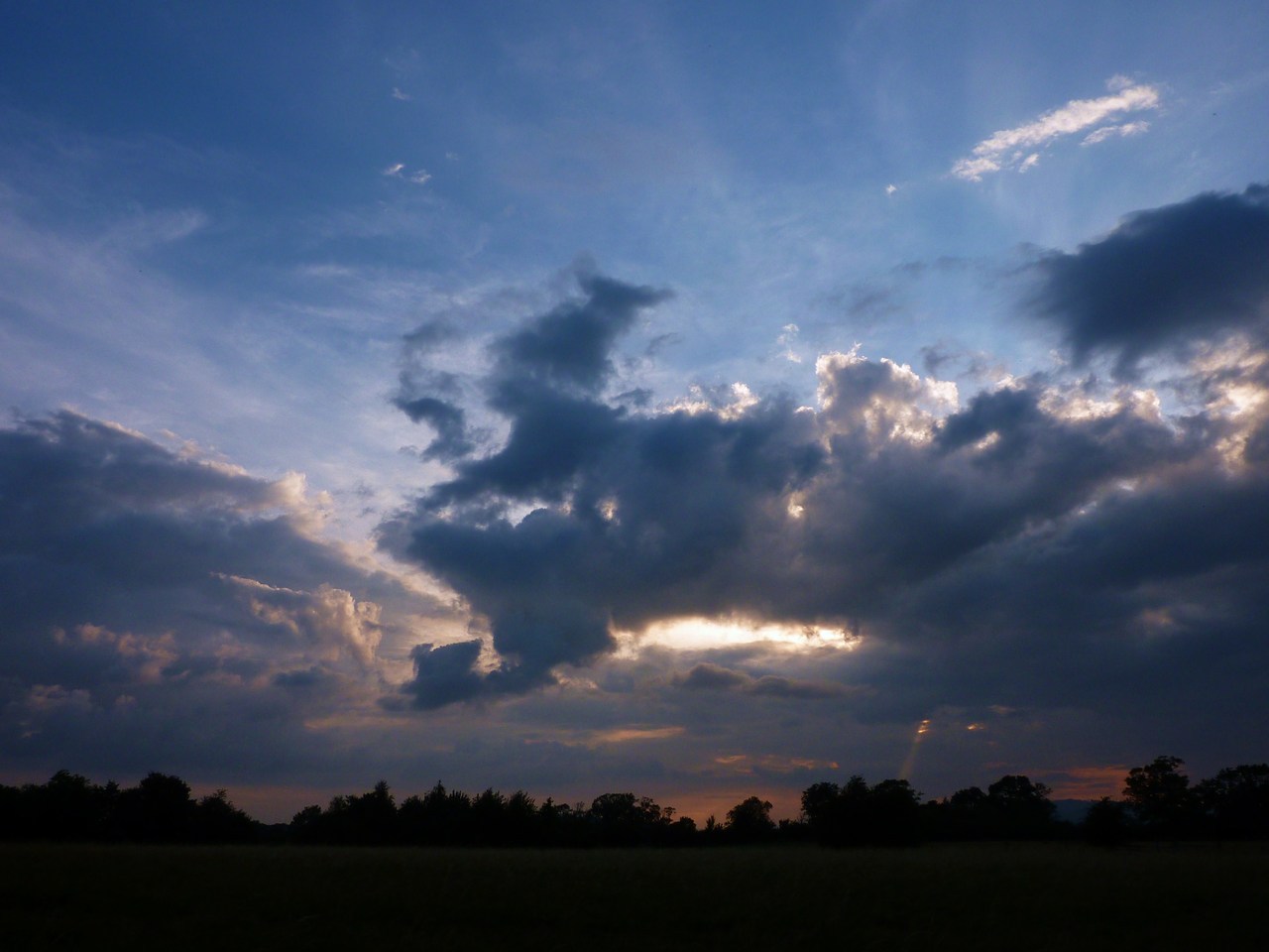jumpingoversheep:  Pretty sunsets from my week in the Cotswolds ^-^ (I couldn’t