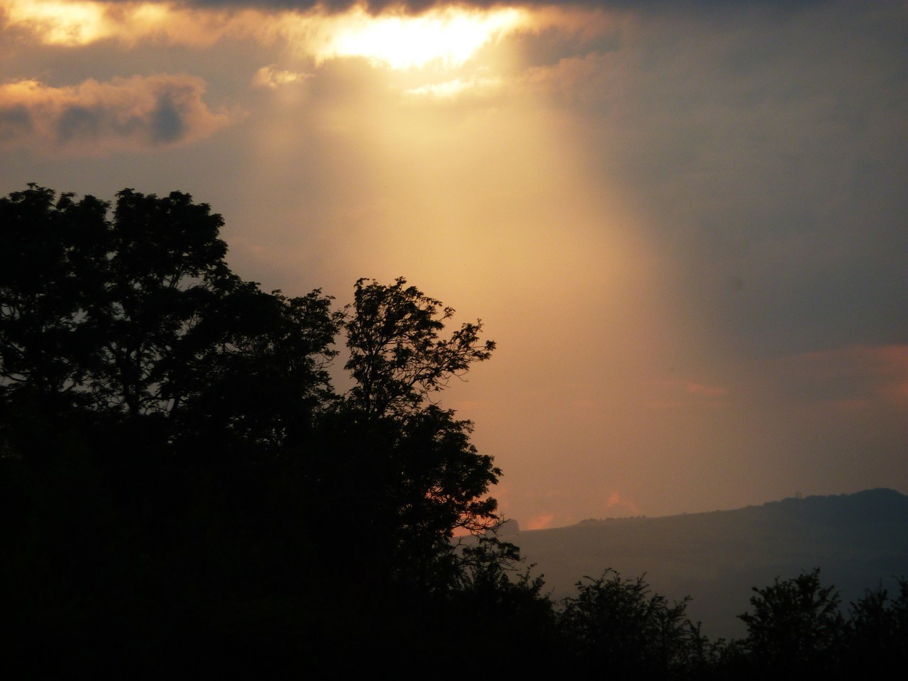 jumpingoversheep:  Pretty sunsets from my week in the Cotswolds ^-^ (I couldn’t