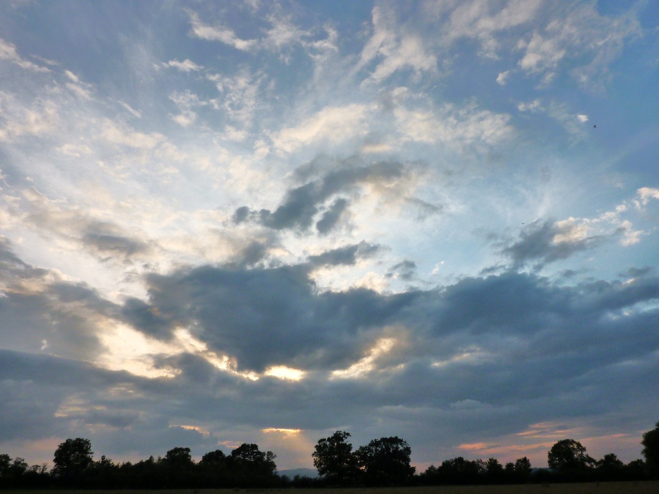 jumpingoversheep:  Pretty sunsets from my week in the Cotswolds ^-^ (I couldn’t