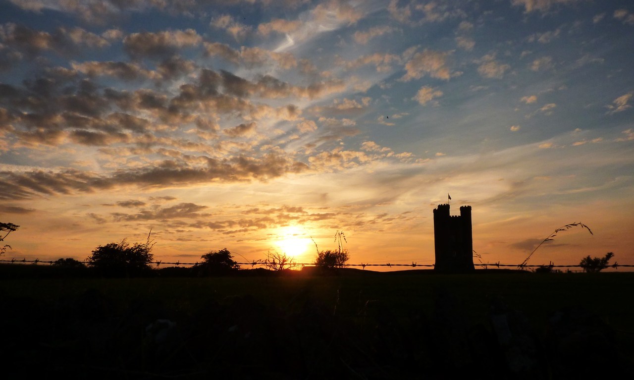 jumpingoversheep:  Pretty sunsets from my week in the Cotswolds ^-^ (I couldn’t
