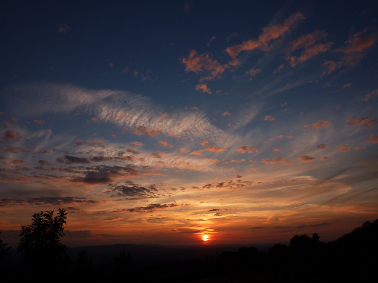 jumpingoversheep:  Pretty sunsets from my week in the Cotswolds ^-^ (I couldn’t