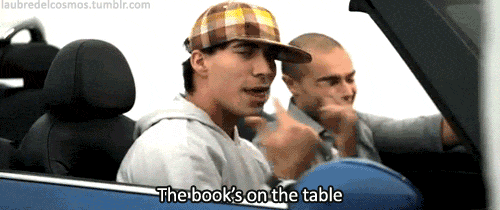 the-whiterabbits:   the books on the table table ta ta ta table the books on the table ♪  the-whiterabbits  la cara de aweonao del pelao XDD  