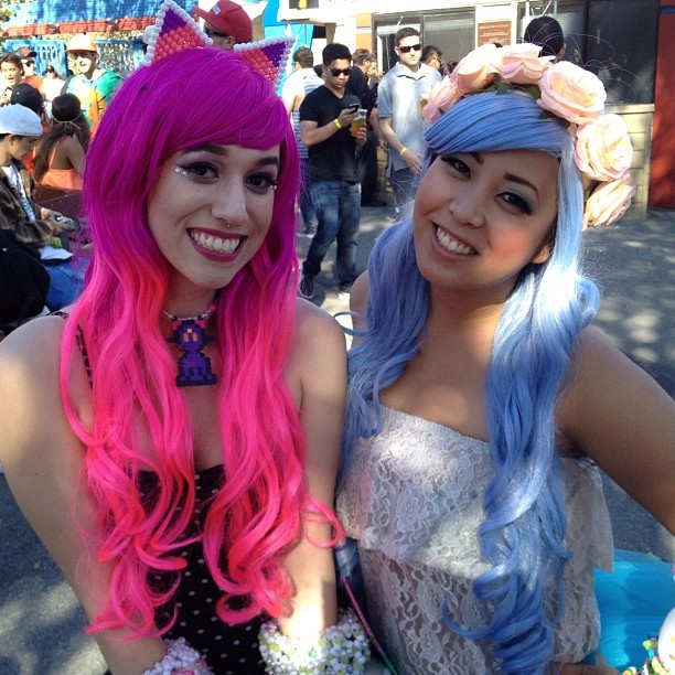 flashinglightsandecstasy:  @moon_cosmic_power &amp; I #kandi #IDFest #dollswithdye
