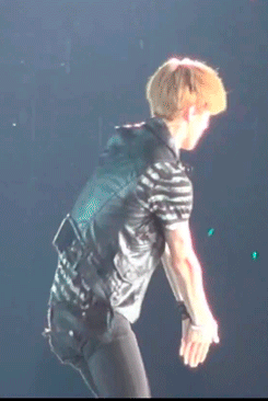 welcome-to-on-crack-exo-zoo:   Sehun dancing “Love like oxygen” at SMTown ☆  jfc im only 16 but dat ass and that hip omg 