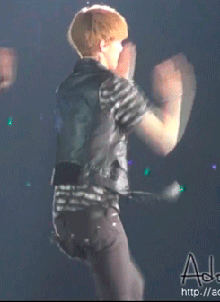 welcome-to-on-crack-exo-zoo:   Sehun dancing “Love like oxygen” at SMTown ☆  jfc im only 16 but dat ass and that hip omg 