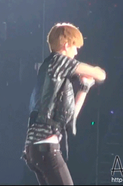 welcome-to-on-crack-exo-zoo:   Sehun dancing “Love like oxygen” at SMTown ☆  jfc im only 16 but dat ass and that hip omg 