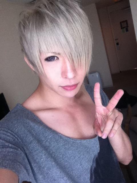 Oh Jun…you so cool *A* I think I have something for bleach blond guys xD