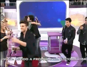 rebeldesparasemprenos2-blog:  Reparem que nessa hora, o Arthur está saindo e ele mexe com a Lua, parece que ele passa a mão na bochecha dela. 