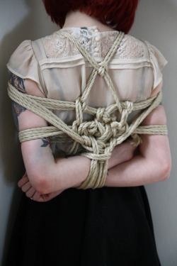 nocturne-desu:  If you’re going to post my stuff, reblog it or at least add a frickin’ source. Ropework by me (http://nocturne-desu.tumblr.com) The model is la petite mort (http://—petite-mort.tumblr.com) 