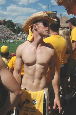 merlinguy24:  bromofratguy:  Fuck, I know this kid. I love Colorado straight guys. So hott and so easy.    Unf!   Hot damn he’s sexy.   The things I imagine doing for, a-hem I mean, with him.  Handsomely sexy.