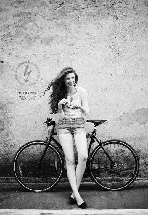 bikesandgirlsandmacsandstuff:(via Black’n’White Wheels)