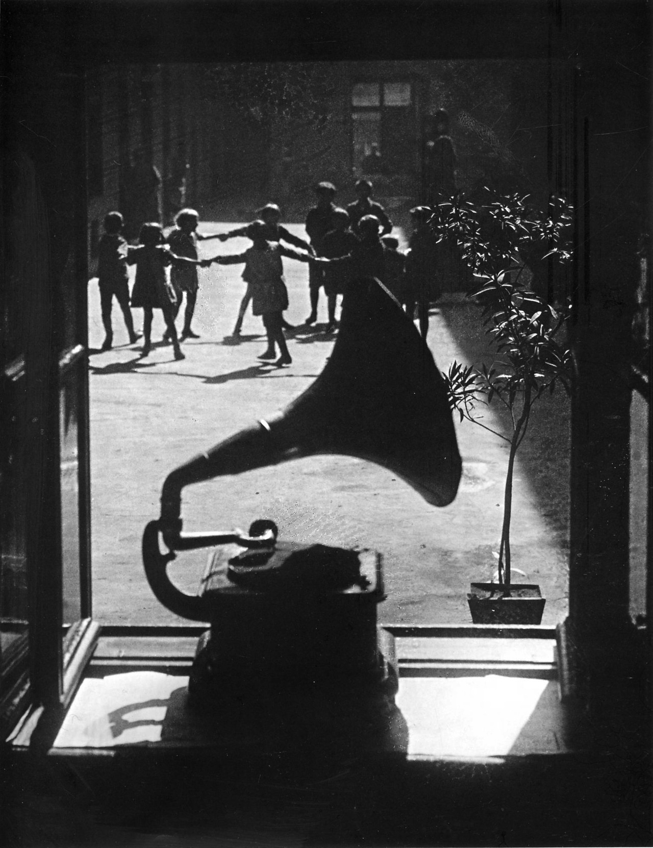 onlyoldphotography:  Martin Munkacsi: The Rent-Barracks, Budapest, c.1923 