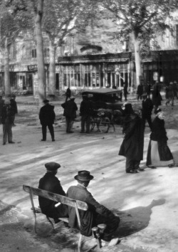 onlyoldphotography:  Martin Munkacsi: Paris, early 1920s 