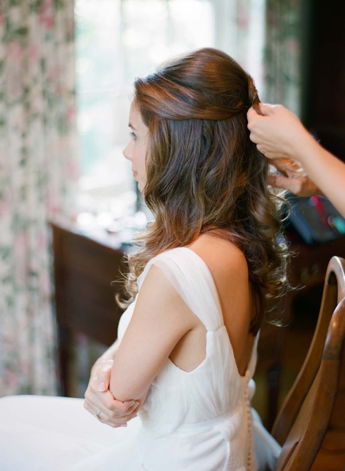 Bridal hair in the making…
Jennifer Mantura, Hair and Makeup
Photography Elisa B http://www.elisabphotography.com/
http://www.oncewed.com/62454/wedding-blog/real-weddings/elegant-virginia-outdoor-wedding/