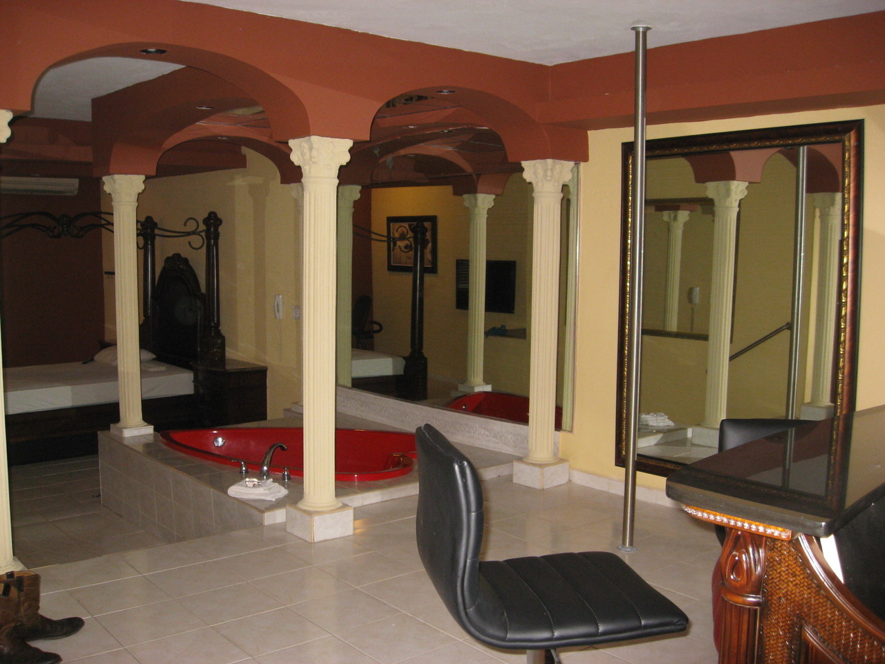 Vida en Fotos | Sexy motel room in Caguas, Puerto Rico