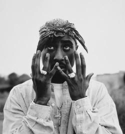 lado-vagabundo:  chapahalz: Lembre-se, algumas pessoas vão te odiar por tudo o que você fizer.  Tupac 