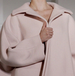 meurve:  worldshaking:  This coat reminds