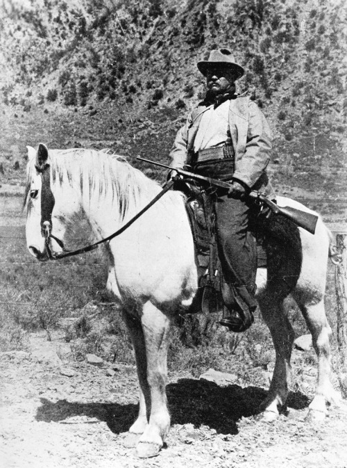 gunsandposes:“Portrait of President Theodore Roosevelt in hunting attire astride a horse” — courtesy