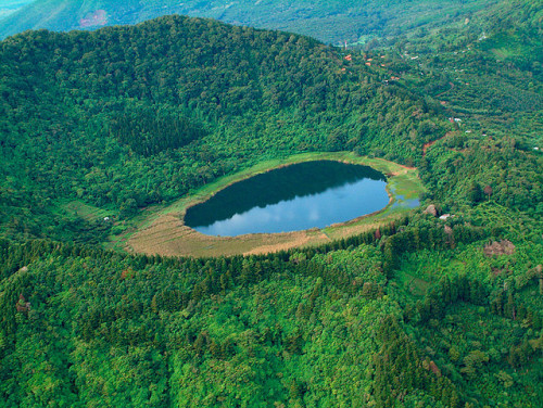 Laguna Verde, a crater lake in Ahuachapán, El Salvador (by BUENA ONDA 78).