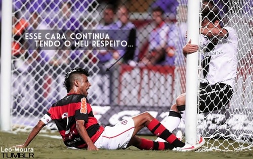 leo-moura:  “Aos 38 minutos do segundo tempo, Adryan cruzou na medida para o lateral-direito, que tentou escorar a bola para o fundo da rede, mas se enrolou todo e perdeu uma oportunidade inacreditável.” 